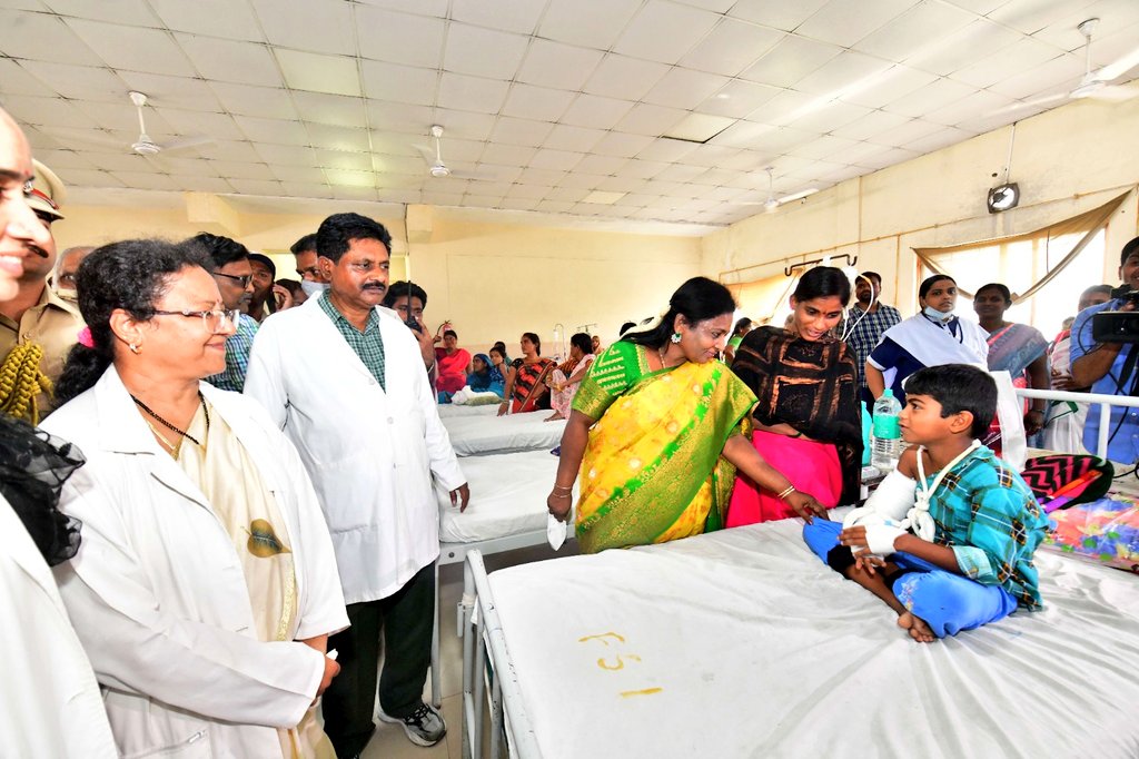 DrTamilisai4BJP's tweet photo. My visit was planned in response to several social media requests from patients,Citizens,Junior Drs,Alumnis of OGH  #SaveOsmaniaGH
Their Voice unheard since 2015  posing threats to lives of patients &amp; doctors &amp; Medicos due to falling roofs etc.Thank Judiciary for stepping in. https://t.co/OYjACnCmcA