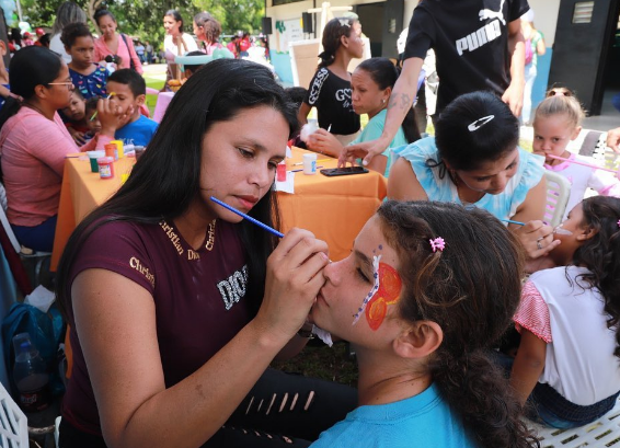 anafuentespsuv's tweet photo. El programa Amor en Acción se dirigió a  la comunidad de El Barril en la parroquia La Pica, para atender a 200 niños y niñas. Allí realizamos una jornada de atención integral a los más pequeños en los sectores vulnerables de nuestro municipio.

#Monagas #Maturin #ConMaduroPaLante https://t.co/lK9tgjUbxy