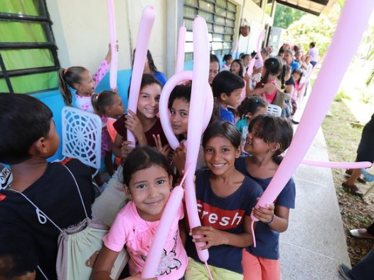 anafuentespsuv's tweet photo. El programa Amor en Acción se dirigió a  la comunidad de El Barril en la parroquia La Pica, para atender a 200 niños y niñas. Allí realizamos una jornada de atención integral a los más pequeños en los sectores vulnerables de nuestro municipio.

#Monagas #Maturin #ConMaduroPaLante https://t.co/lK9tgjUbxy