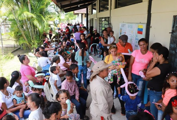 anafuentespsuv's tweet photo. El programa Amor en Acción se dirigió a  la comunidad de El Barril en la parroquia La Pica, para atender a 200 niños y niñas. Allí realizamos una jornada de atención integral a los más pequeños en los sectores vulnerables de nuestro municipio.

#Monagas #Maturin #ConMaduroPaLante https://t.co/lK9tgjUbxy