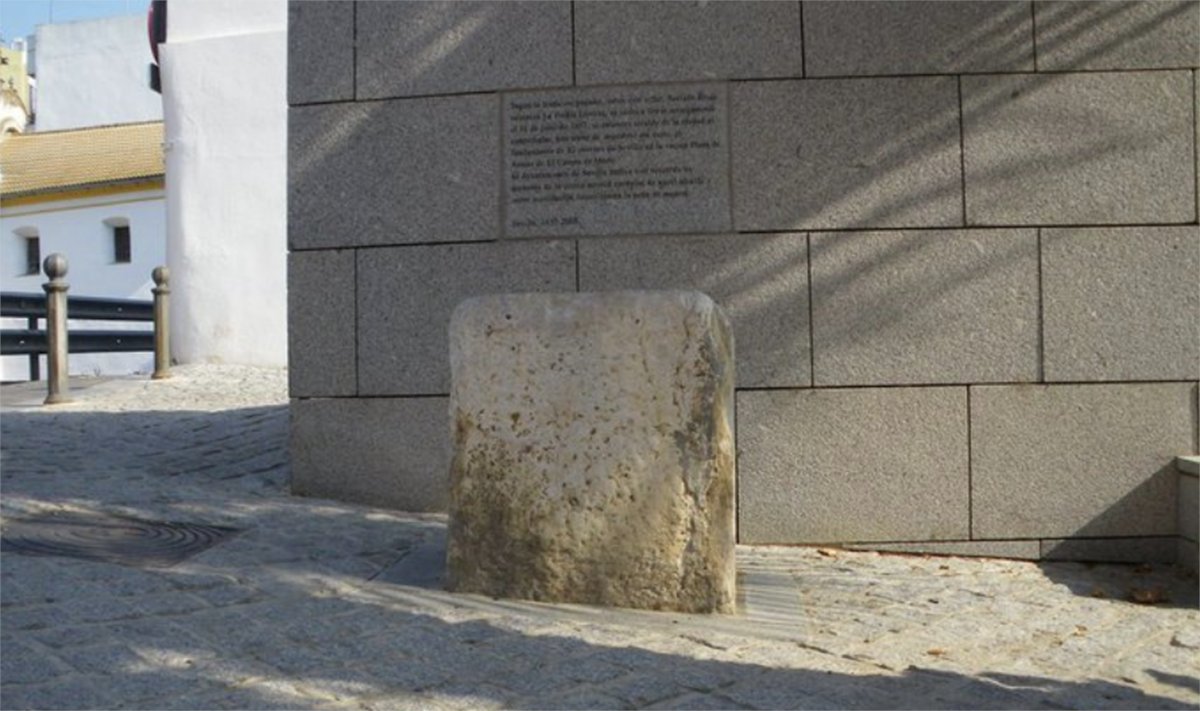 ¿Sabías que en Sevilla hay una piedra que llora? Se encuentra al final de la calle San Laureano, entre Torneo y Plaza de Armas, y su origen es de lo más curioso.

Te lo cuento en este hilo: 🧵