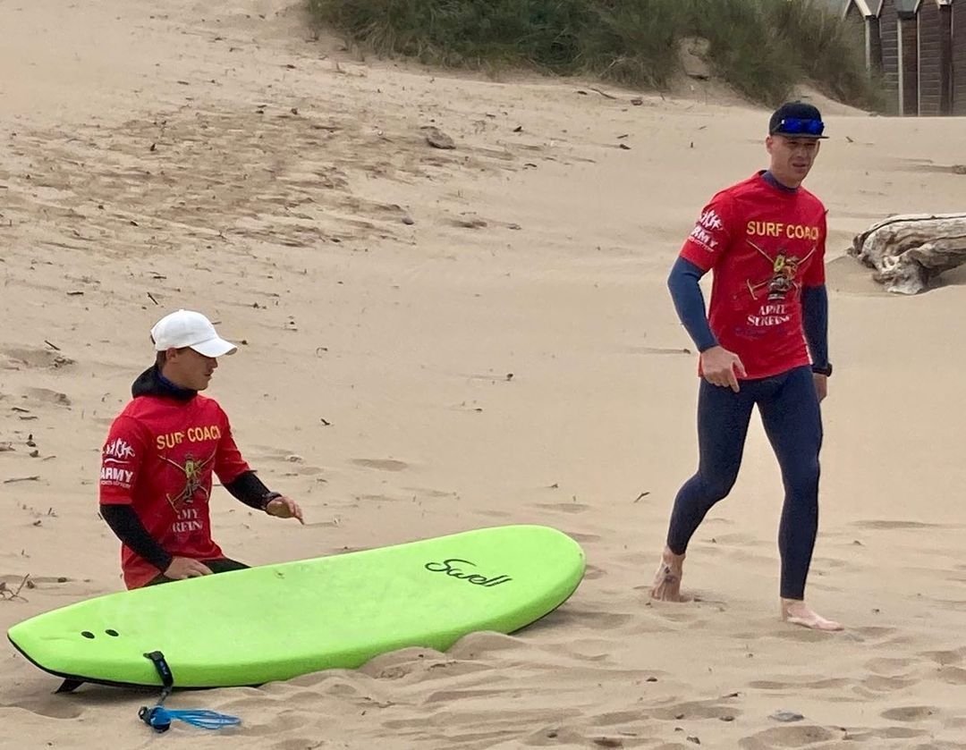 Army Surfing members are currently delivering a beginners course in Devon. Although it’s a bit windy, there are waves 🤙🏼 It's great to see new talent entering the sport 🏄🏄‍♀️ #surfing #armysport #ArmySurfing #britisharmysport