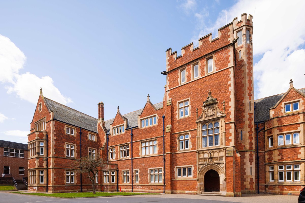For anyone celebrating their graduation this week at <a href="/QUBelfast/">Queen's University Belfast 🎓</a>, our car park is available up until 7 pm.

Car parking fees can be paid at the gate.