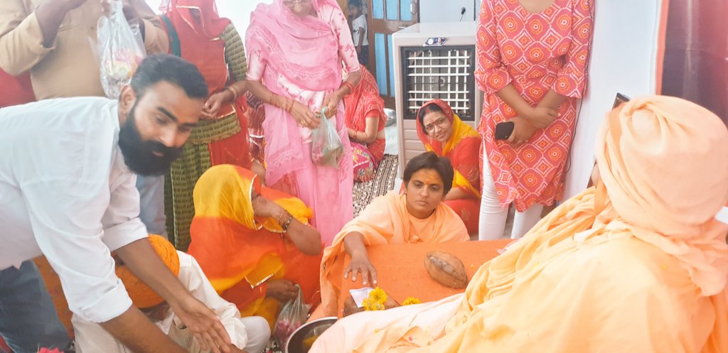 singh_bambora's tweet photo. आज गुरुपुर्णिमा के शुभ अवसर पर मेंगटिया कला (बिजनोल)आश्रम जाकर गुरुजी श्री कृष्णा दीदी का आशीर्वाद प्राप्त किया 🙏🚩
#गुरुजी 
#सद्गुरु #गुरुपुर्णिमा https://t.co/73nukHGWPI