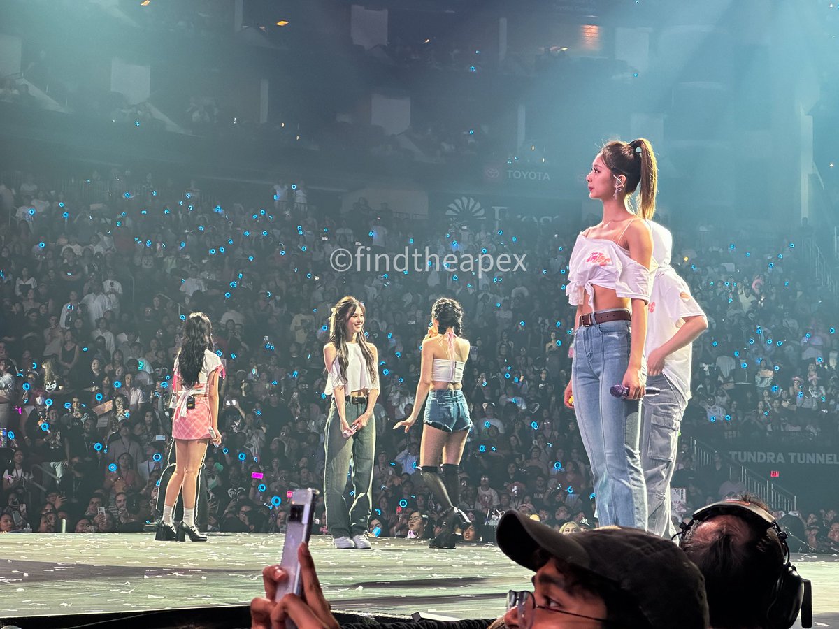 findtheapex's tweet photo. #twice #READYTOBE #READYTOBE_IN_HOUSTON #READYTOBE_IN_HOUSTON_D1 #twice5thworldtour #nayeon #jeongyeon #momo #jihyo #sana #mina #dahyun #chaeyoung #tzuyu https://t.co/COfhvJwQaJ