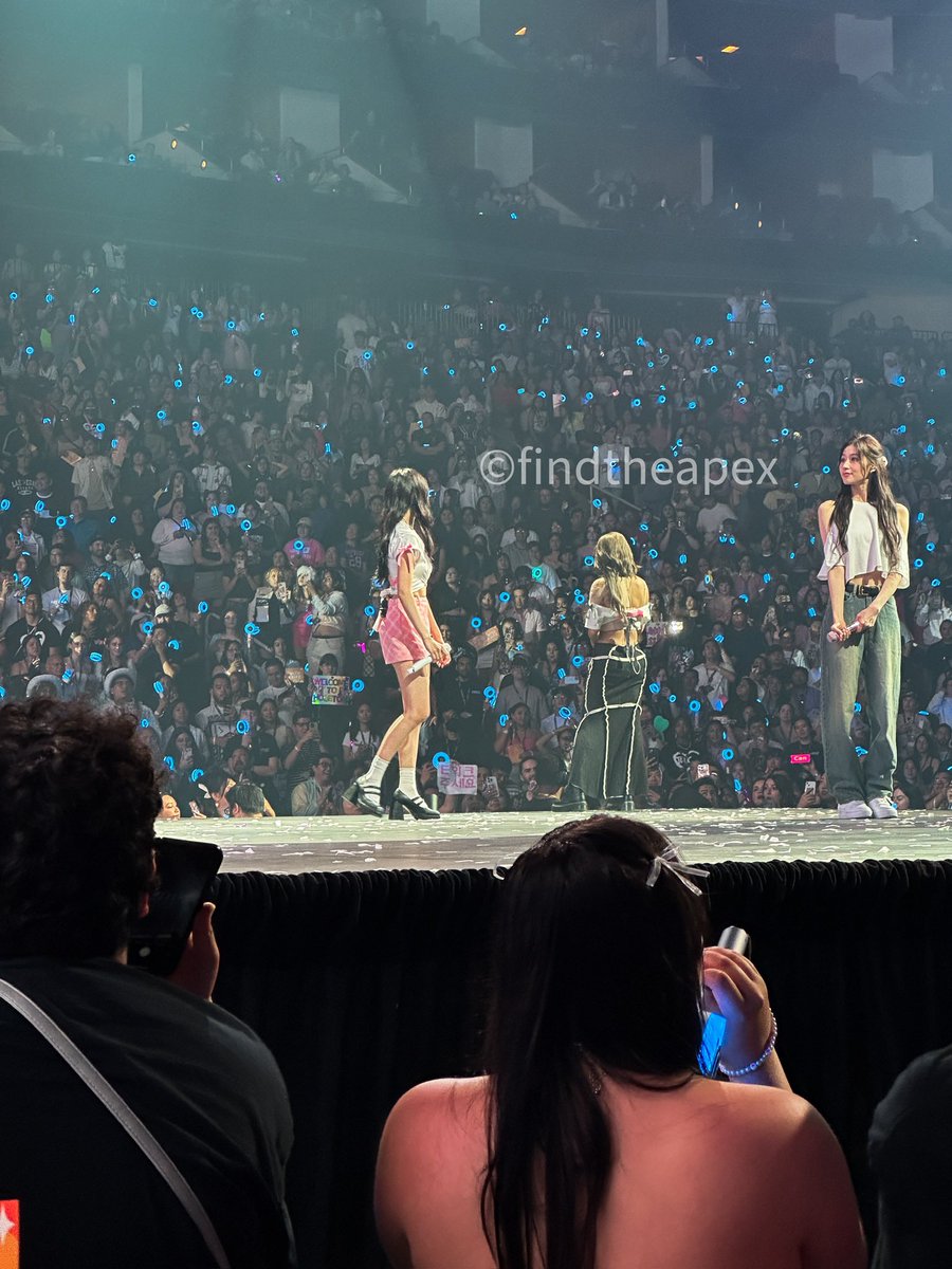 findtheapex's tweet photo. #twice #READYTOBE #READYTOBE_IN_HOUSTON #READYTOBE_IN_HOUSTON_D1 #twice5thworldtour #nayeon #jeongyeon #momo #jihyo #sana #mina #dahyun #chaeyoung #tzuyu https://t.co/COfhvJwQaJ