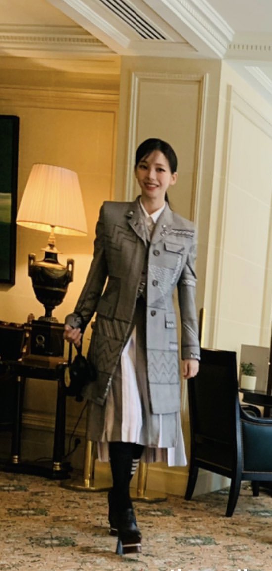 คนสวยขาวันนี้!!!! 

KARINA AT PARIS HAUTE COUTURE #KARINAxTHOMBROWNE #KARINA
