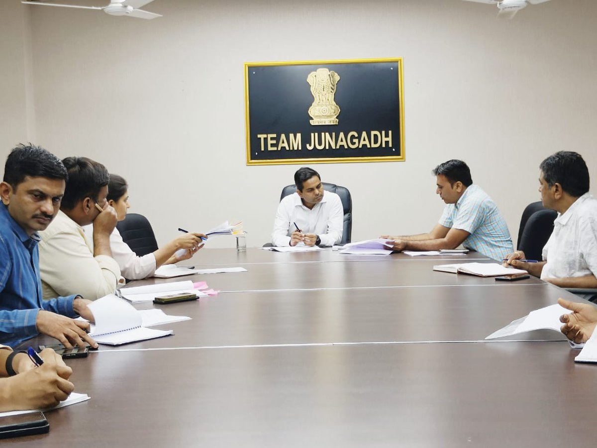 collectorjunag's tweet photo. મતદારયાદી ખાસ સંક્ષિપ્ત સુધારણા કાર્યક્રમ અંતર્ગત આજરોજ સંલગ્ન અધિકારીશ્રીઓ સાથે બેઠક યોજી જરૂરી સુચનો કર્યા.
@CMOGuj
@CEOGujarat @RaghavjiPatel @InfoGujarat @JunagadhGog @ECISVEEP @revenuegujarat https://t.co/zfqYq0nQFL