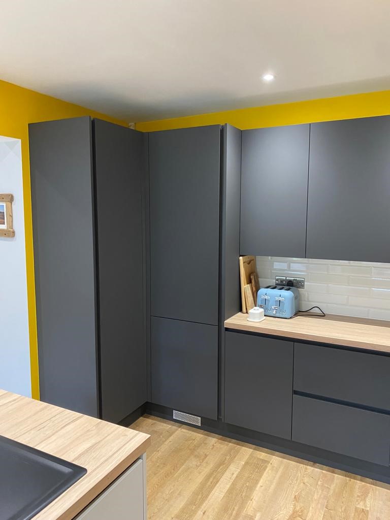 JMIbristol's tweet photo. An Aspen Anthracite Super Matt kitchen we recently fitted in Westbury On Trym.
@PebbleKitchens 
#kitchens #kitchensbristol #kitchenswestburyontrym https://t.co/pWSXkIpVwz