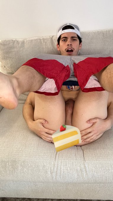 Who wants cake? 🍰😘 https://t.co/G1TBAnMsfL