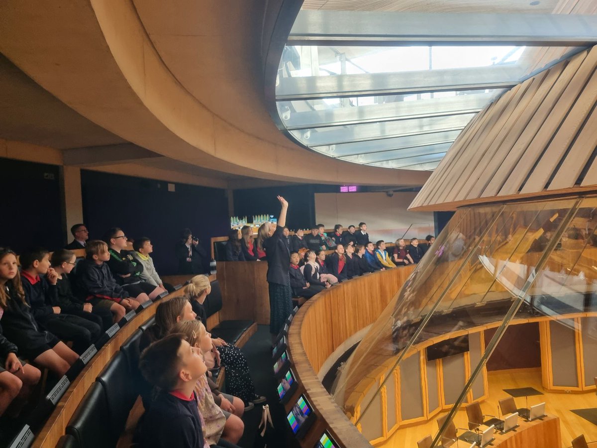 OldcastleSchool's tweet photo. Year 5 enjoyed a visit to the @SeneddWales this morning and learnt a lot about life in the Senedd from Sarah Murphy MS @sarah4bridgend. Thank you for hosting us. https://t.co/RLB2Bevlbs