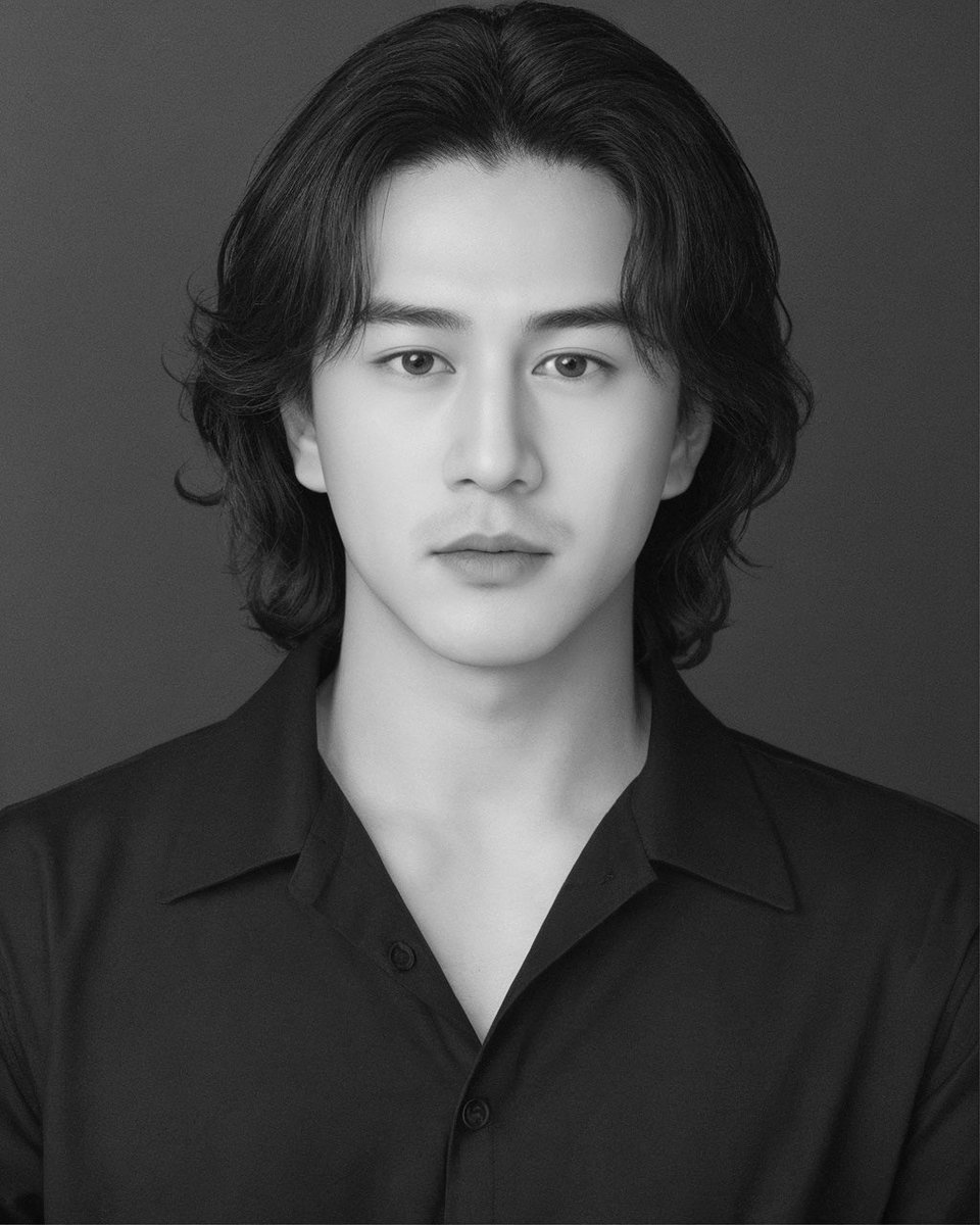 LookChin_Zhamp's tweet photo. ผมยาวดีไหม ? #aiprofilesnow https://t.co/HSkUIRiUzn