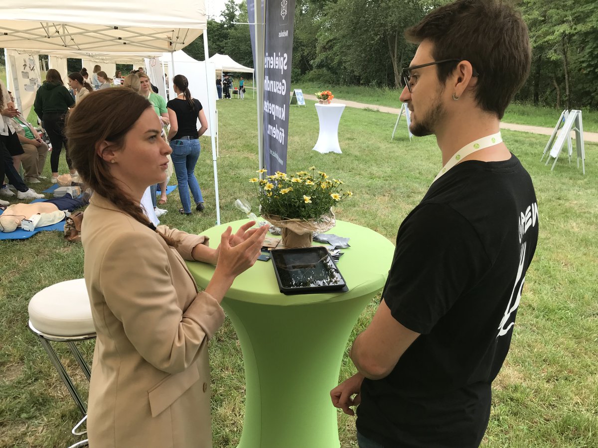 Nebolus_App's tweet photo. 🌸Landesgartenschau 2023 - wir waren dabei! 
Besucher*innen konnten am vergangenen Samstag die Nebolus-App auf eine einzigartige Weise kennenlernen: Eine kleine Rallye führte an idyllische Orte und sorgte für eine kleine Auszeit vom Alltag. 
#Fulda #Landesgartenschau2023 #Nebolus https://t.co/W60y1fGPN7
