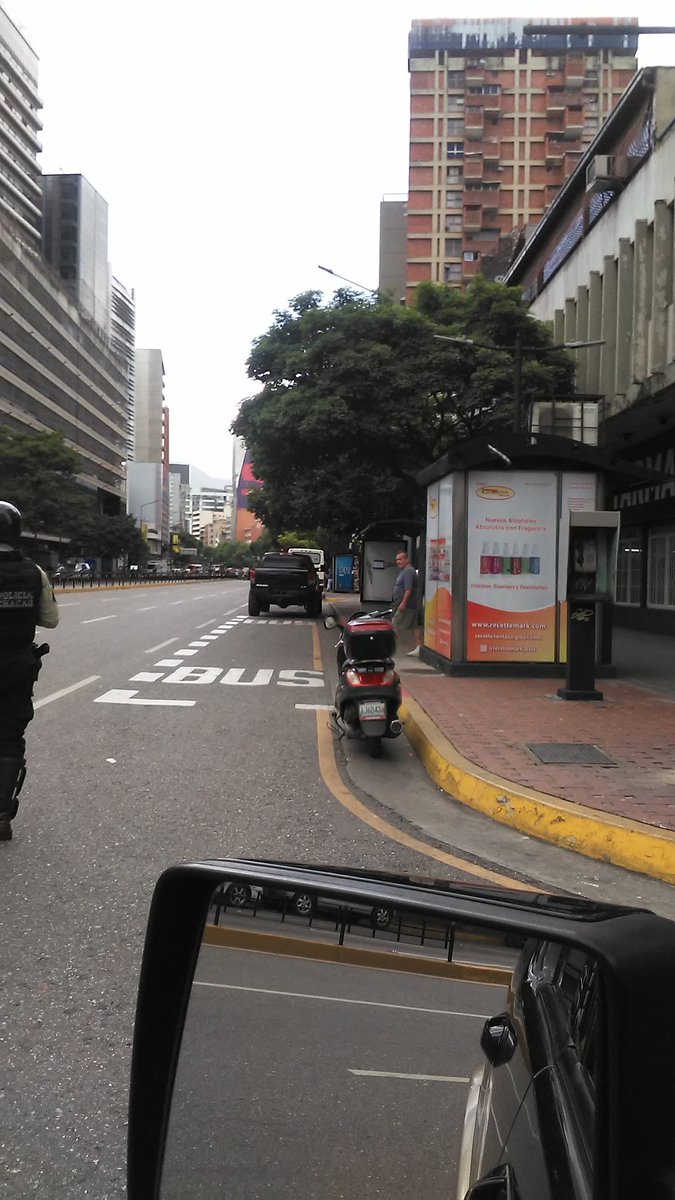 edsumo's tweet photo. Bloqueada la Av. Francisco de Miranda por manifestación zona de INAVI https://t.co/L1vbYmnerJ