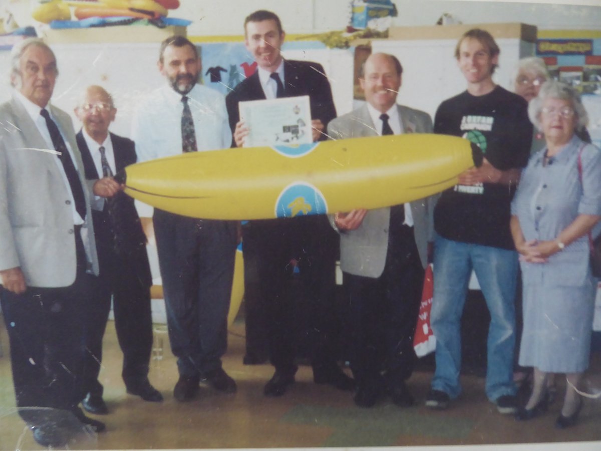 🥳Llongyfarchiadau mawr <a href="/AmmanFairtrade/">Ammanford Fairtrade</a>, 20bl fel Tref Masnach Deg 1af Cymru! 

🏴󠁧󠁢󠁷󠁬󠁳󠁿Congratulations <a href="/ftwwales/">FairTradeWays Wales</a> on completing 20 walks to celebrate 20yrs of Ammanford as Wales' 1st Fair Trade Town! 

⏪Here's a throwback to 2002 when it made history. Diolch <a href="/Adamprice/">Adam Price 🏴󠁧󠁢󠁷󠁬󠁳󠁿🏳️‍🌈</a> for supporting!