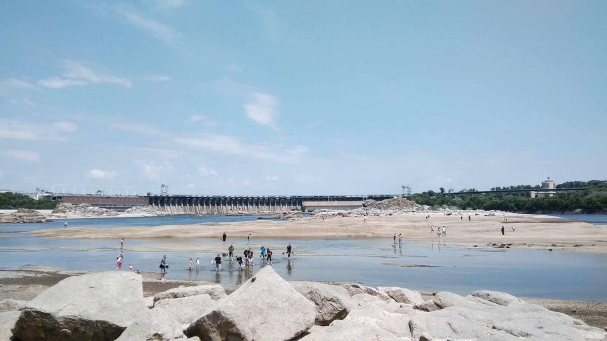 Tendar's tweet image. The Dnipro river at Zaporizhzhia city before and after the destruction of the Nova Kakhovka dam.

#Zaporizhzhia #Ukraine #Dnipro
