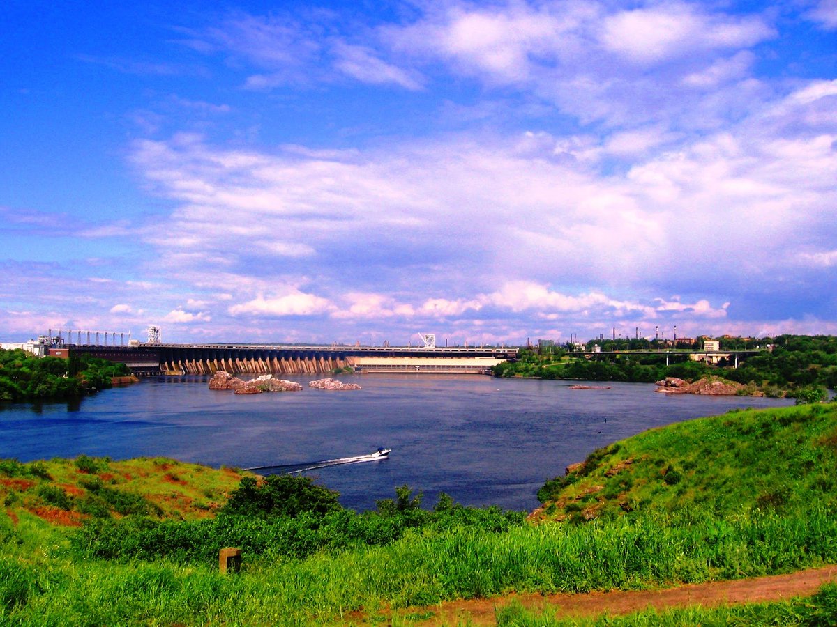 Tendar's tweet image. The Dnipro river at Zaporizhzhia city before and after the destruction of the Nova Kakhovka dam.

#Zaporizhzhia #Ukraine #Dnipro