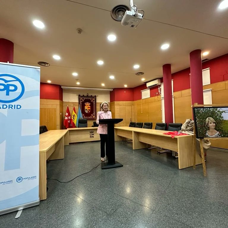 elmolarPP's tweet photo. Esta mañana hemos tenido el honor de recibir en El Molar a Esperanza Aguirre, ex presidenta de la Comunidad de Madrid,donde nuestra vecina Sheila, ha tenido la oportunidad de entregarla el cuadro que con mucho trabajo y delicadeza dibujó.
¡Gracias por acompañarnos! https://t.co/vJKB9QDrWU
