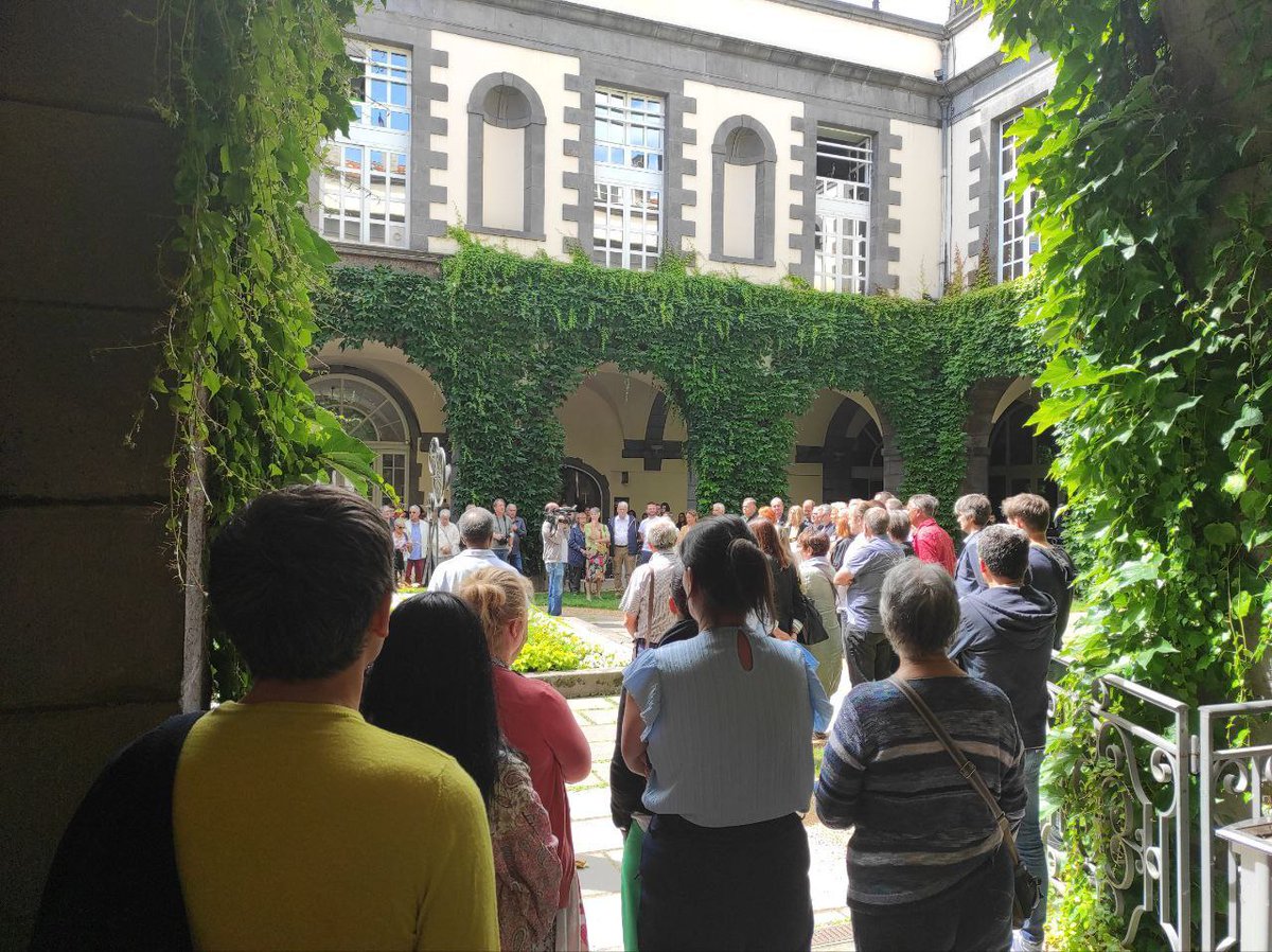 MarianneMaximi's tweet photo. Ce midi, notre groupe et notre mouvement était représenté par @fr_Coskun à la Mairie de #ClermontFd. A l'appel de l'AMF les membres du Conseil Municipal, des agents et des habitants se sont réunis pour montrer notre solidarité envers les élus et leur famille victimes de violences https://t.co/BAkBjTG6H2