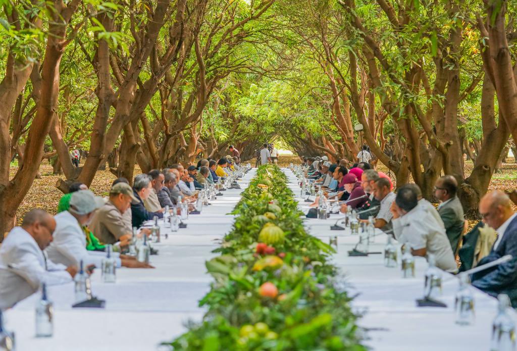 benjimk's tweet photo. Ici le premier Ministre Éthiopien 🇪🇹 @AbiyAhmedAli dans une ferme des fruit a tenu un séminaire avec comme thème “Plantons notre avenir aujourd'hui...” À la suite d'une première phase réussie au cours de laquelle ils ont planté 25 milliards de semis 🌱 (arbres fruitier), avec comme objectif de faire de l’Ethiopie un grand exportateur des fruits 🍉 🍎 très bientôt