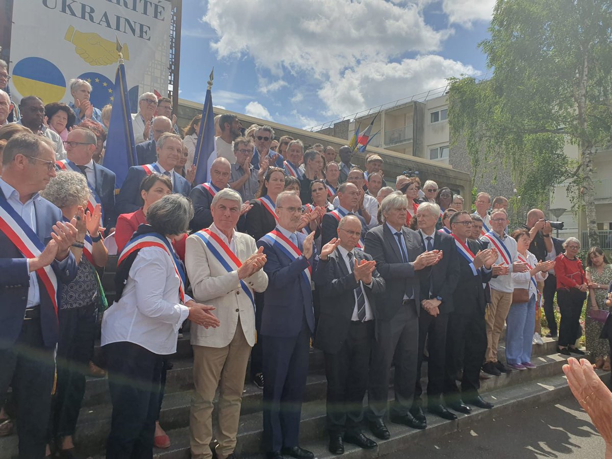 Association des Maires de la Sarthe (@assomaires72) on Twitter photo Mobilisation autour du Maire de Coulaines dont l’hôtel de ville a été incendié, les élus sarthois et les citoyens ont répondu à l’appel de <a href="/davidlisnard/">David Lisnard</a> et de l’AMF72 afin de manifester leur refus des violences envers les élus et des dégradations des symboles républicains. Mobilisation autour du Maire de Coulaines dont l’hôtel de ville a été incendié, les élus sarthois et les citoyens ont répondu à l’appel de <a href="/davidlisnard/">David Lisnard</a> et de l’AMF72 afin de manifester leur refus des violences envers les élus et des dégradations des symboles républicains.