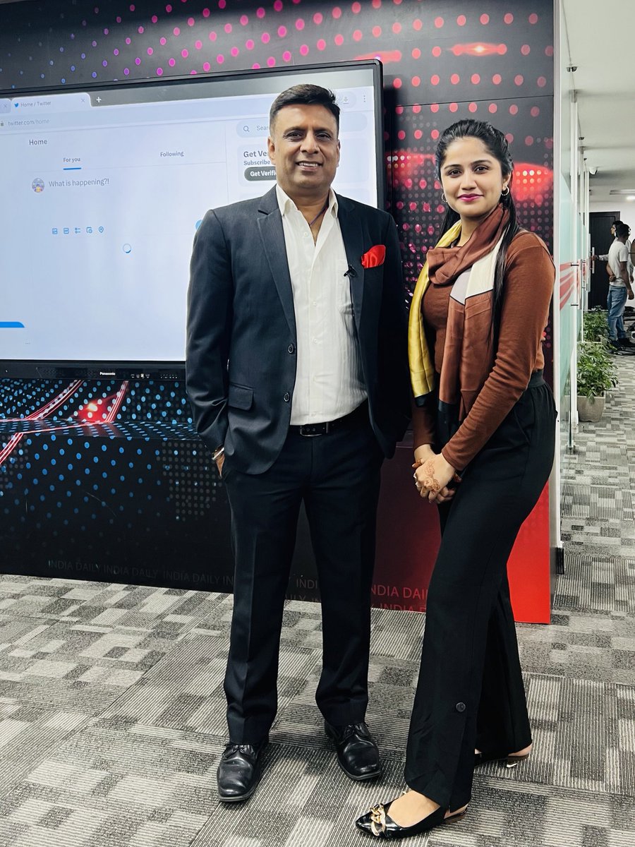 ArslaKhan003's tweet photo. N….here is the very down to earth
Editor In chief I have ever met!!🙏🏻😇
ThE BOSS ✨
On a #IndiaDailyLive lunching day 03.07.22
@ShamsherSLive
@shamsherSfans
@IndiaDLive
#hardinrashtrakosmarpit
#launchingday
#thenewschannel https://t.co/G3Q9biEumf