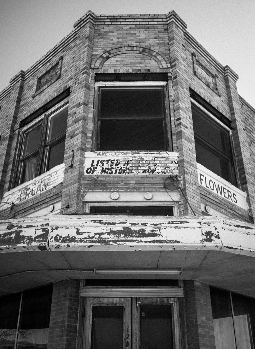 Roy’s Gift Gallery…. #m11  #35mmsteelrim #leica #classiccars #newmexico #antique  #retro  #classic #americana
  #leicacamera #leicacam  #bnw  #bw #leicalove #blackandwhitephotography #paintedsigns #icecream #sign <a href="/LeicaCameraUSA/">Leica Camera USA</a>