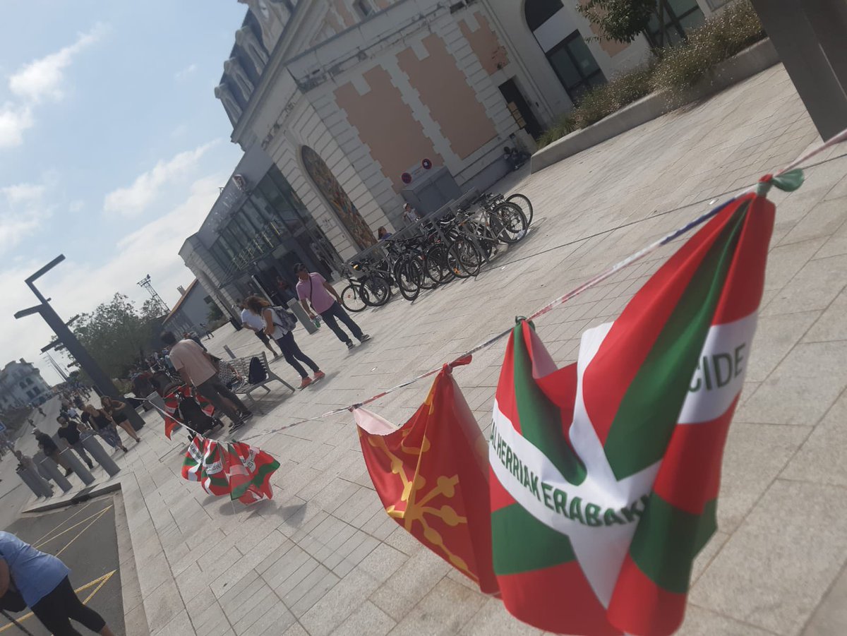 TourIparEH's tweet photo. 🚴‍♀️ Tout le monde prêt sur le bord des routes !

#TDF2023 
#BasquesDecide 
#EuskalHerriakErabaki https://t.co/P5lz7ewTUc