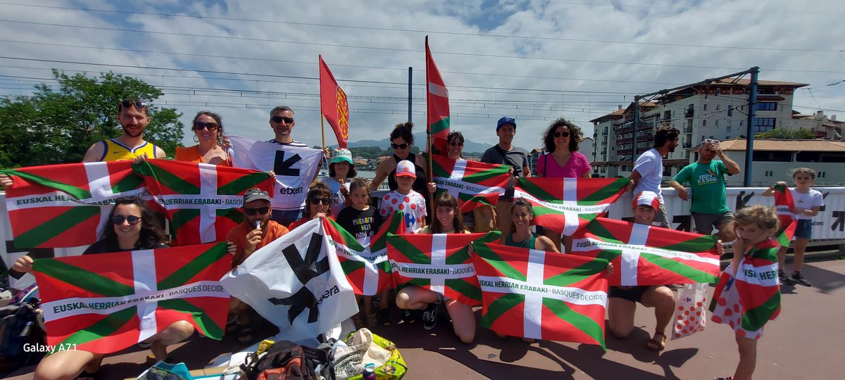 TourIparEH's tweet photo. 🚴‍♀️ Tout le monde prêt sur le bord des routes !

#TDF2023 
#BasquesDecide 
#EuskalHerriakErabaki https://t.co/P5lz7ewTUc
