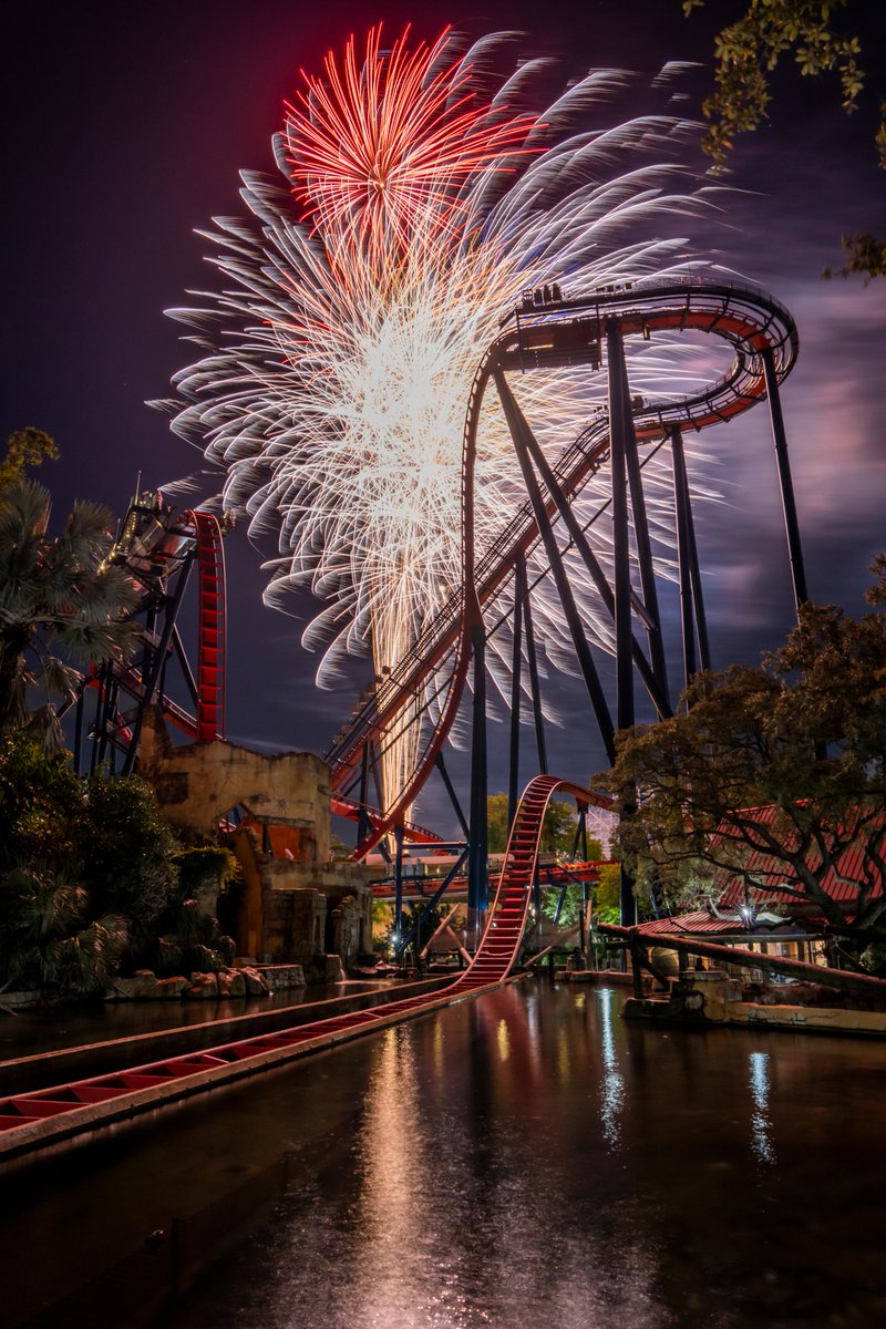 The perfect finale to your Summer Nights! 🎇 Join us for 2 more nights of patriotic fireworks tonight and tomorrow, while celebrating the Fourth of July! #StayLongerPlayLater