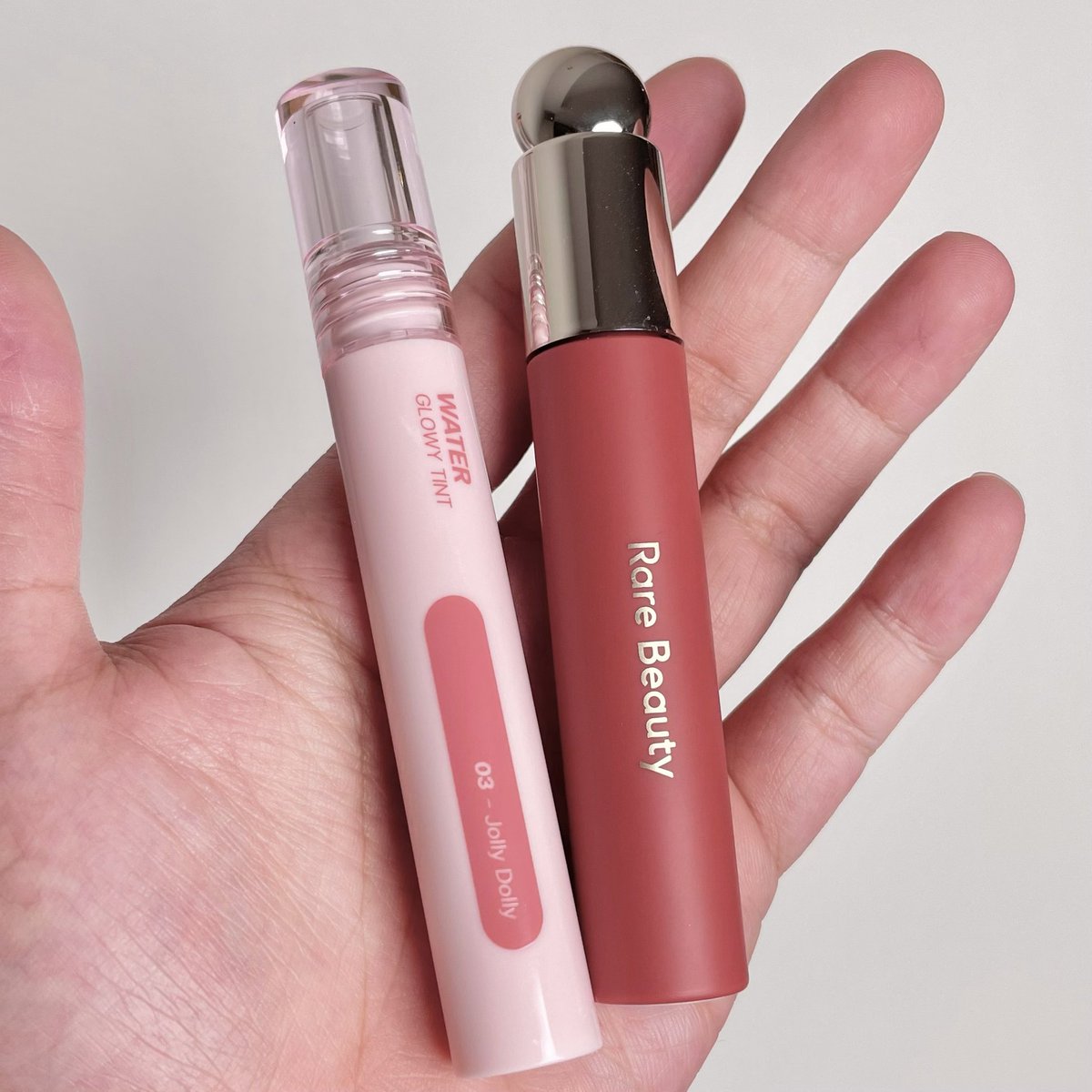 jjdoesitwork's tweet photo. meilinda สี 03 คือใกล้ rare beauty สี serenity มากกกก แบบมากกกกก สวอชดูต่างกันนิดนึง แต่ลงปากแล้วไม่ต่างกันเลยแบบไม่มีคนทัก ข้างนี้ใช้ rare ข้างนี้ใช้ meilinda คือมันดูไม่ออก ฟินิชก็คล้ายมากกกกกก แต่พิกเม้นของ meilinda เยอะกว่า กลบสีปากได้ดีกว่า แล้วราคาต่างกันเกือบ 5 เท่า https://t.co/SlApBtd5FA