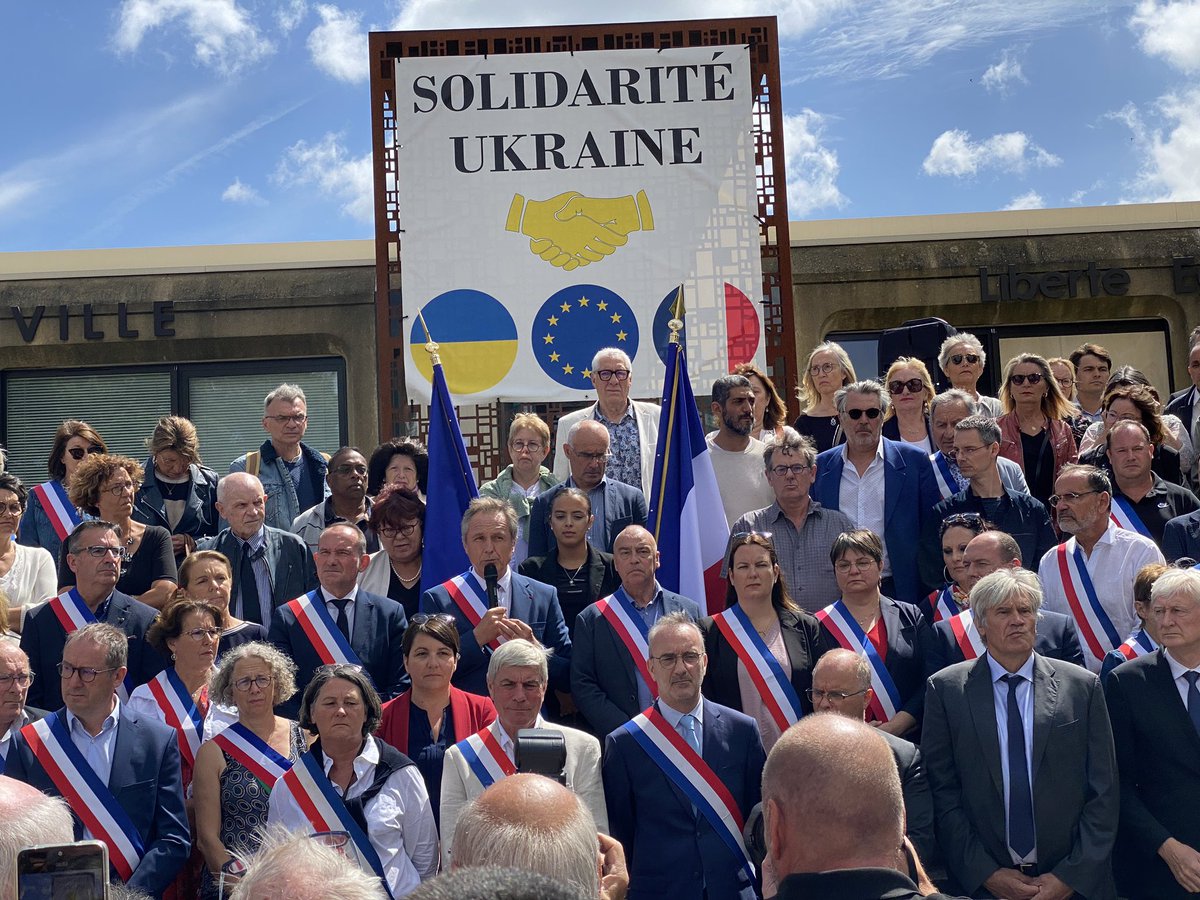 ch_rouillon's tweet photo. 🇫🇷Très nombreux sur le parvis de l’hôtel de ville de @Coulaines afin de défendre nos valeurs de fraternité et d’ordre républicain. Touchés mais pas coulés nous avons remis en marche nos services municipaux. Grâce au soutien de la @PoliceNationale nous céderons jamais face à la voyoucratie et aux incendiaires. Mais nous demandons aussi à l’État de répondre à nos demandes réitérées de classement en Cité éducative pour lutter contre le décrochage scolaire à l’origine de nombreux basculement dans la délinquance. @l_amf @ANCTerritoires @Prefet72