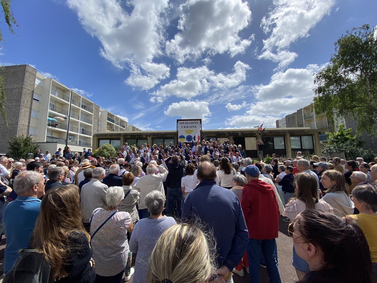 ch_rouillon's tweet photo. 🇫🇷Très nombreux sur le parvis de l’hôtel de ville de @Coulaines afin de défendre nos valeurs de fraternité et d’ordre républicain. Touchés mais pas coulés nous avons remis en marche nos services municipaux. Grâce au soutien de la @PoliceNationale nous céderons jamais face à la voyoucratie et aux incendiaires. Mais nous demandons aussi à l’État de répondre à nos demandes réitérées de classement en Cité éducative pour lutter contre le décrochage scolaire à l’origine de nombreux basculement dans la délinquance. @l_amf @ANCTerritoires @Prefet72