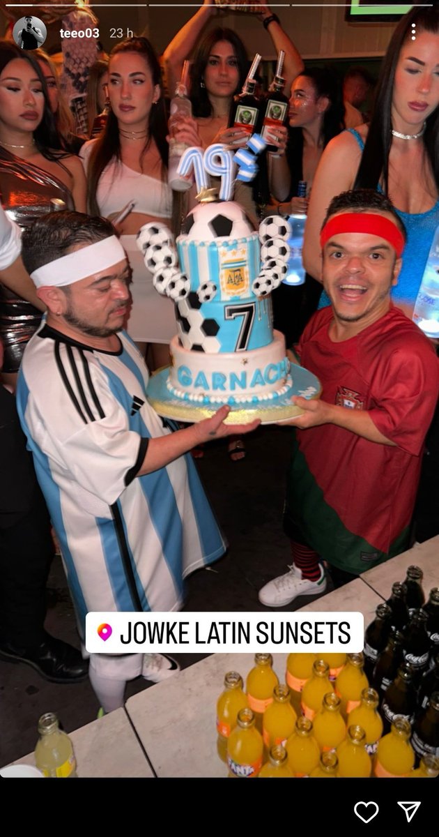 mutdargentina's tweet photo. JSAKJDALKSJDLKASJDLKASJDLKASJLKDJASLKDJASJDLKJSALK Garnacho contrató ¡¡¡ENANOS!!! para su cumpleaños y les puso las camisetas de Messi y Cristiano https://t.co/7y5SKtHrSF