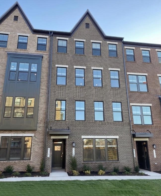 FOR RENT! Live 1 mile from Ashburn Metro! 2 level condo 1614 sqft, 3 BR 2.5 bath, 1 car garage! Plank floors, open concept, modern kitchen, upgraded baths, open courtyard, great amenities/location! 43343 Goshen Run Sq $3100/mo
https://t.co/Wex6ckgGnX
#ashburnmetro #metrowalk https://t.co/PTBl9HDLtW