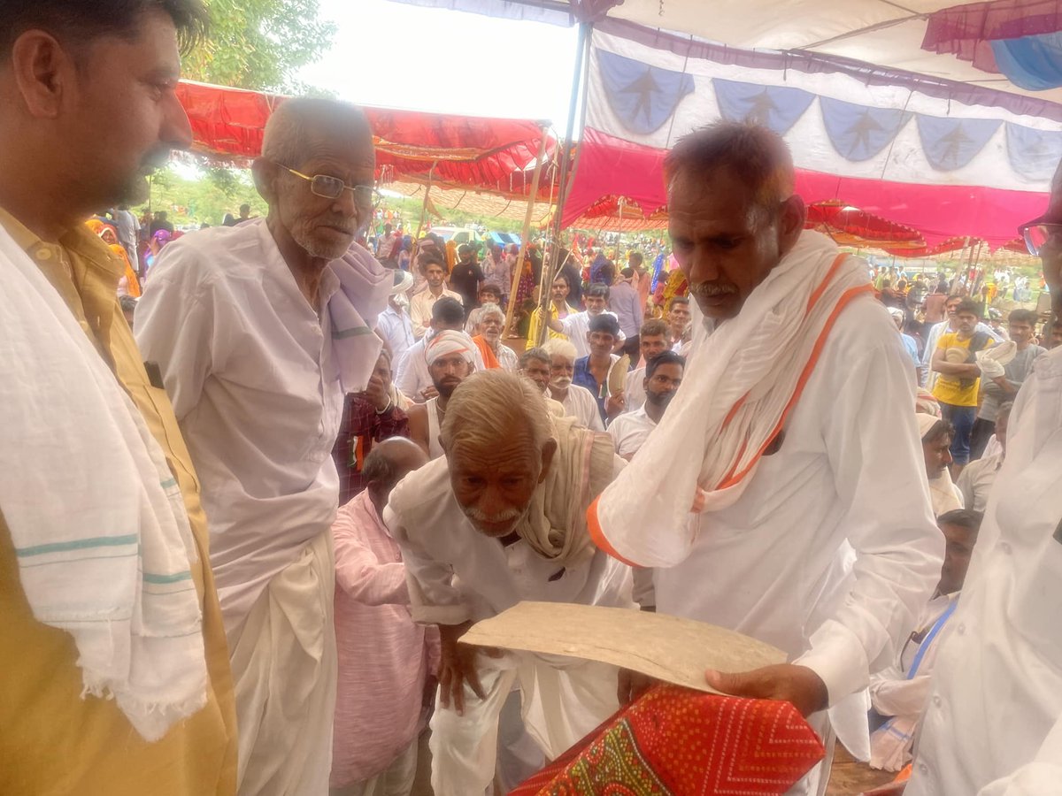 PRMeena_IAS's tweet photo. आज झॉंमरी  देवी - रोहर गॉंव (मासलपुर ) के भागवत कथा के कार्यक्रम में भाग लिया तथा प्रसादी ग्रहण की।इस दौरान सुरेश जी पूर्व विधायक साथ में रहे तथा कार्यक्रम के आयोजकों का तथा सम्मानीय पंच पटेलों का बहुत ही बेहतरीन कार्यक्रम के संचालन के लिए धन्यवाद। https://t.co/WegYxia1rJ