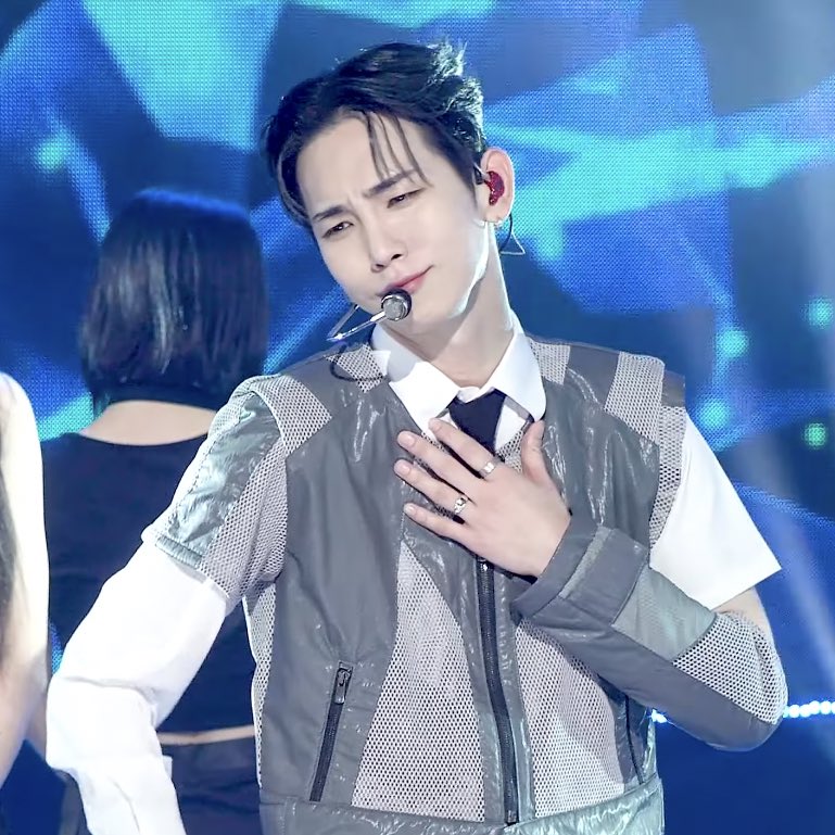 dewdew923's tweet photo. 기범이 감동받으면 후웅... 이 표정되고 손은 가슴에 얹는 거 너무 귀엽ㅎㅎㅎ https://t.co/GEuF22rcZI