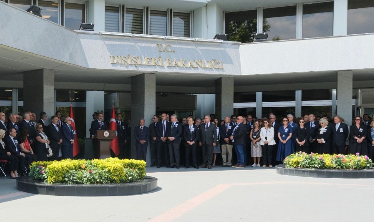 Büyükelçimiz Murat Karagöz'e Bakanlığımızda düzenlenen resmi törenle veda ettik.

Başımız sağolsun.