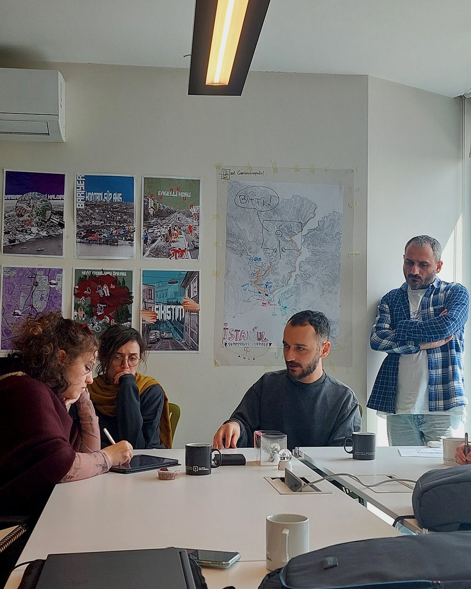aura_istanbul's tweet photo. Stüdyo yürütücülerimiz Buşra Al ve Emre Demirtaş ile katılımcılarımız, 6 Şubat’taki depremlerin ardından, bölgedeki ihtiyaçlara odaklanıyor. Stüdyo kurgusu, deprem sonrası ‘akut barınma’ alanları, ‘geçici barınma’ alanları ve ‘kalıcı barınma’ olarak üç fazdan oluşuyor. https://t.co/SuYTD1W7ZS