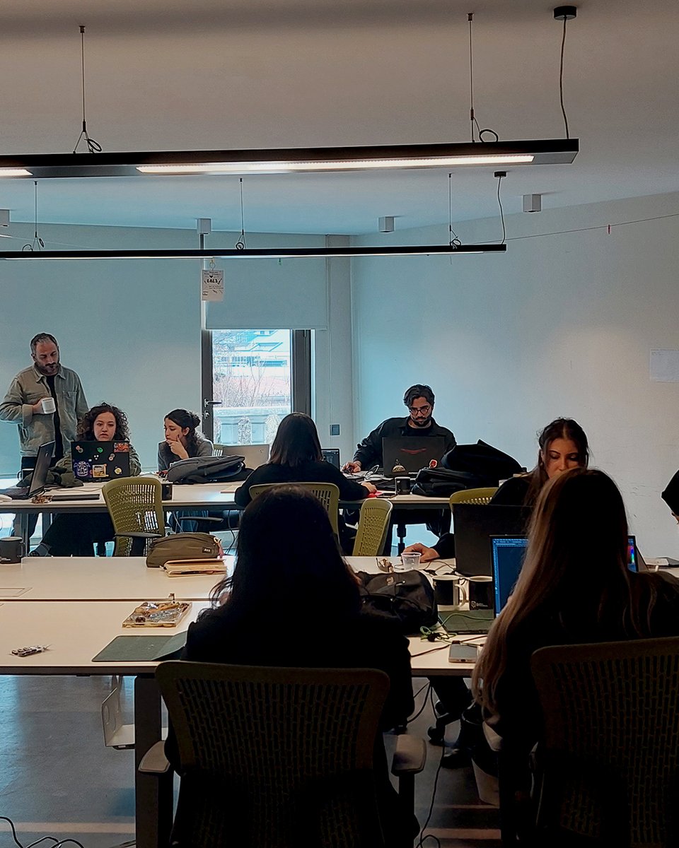 Stüdyo yürütücülerimiz Buşra Al ve Emre Demirtaş ile katılımcılarımız, 6 Şubat’taki depremlerin ardından, bölgedeki ihtiyaçlara odaklanıyor. Stüdyo kurgusu, deprem sonrası ‘akut barınma’ alanları, ‘geçici barınma’ alanları ve ‘kalıcı barınma’ olarak üç fazdan oluşuyor.