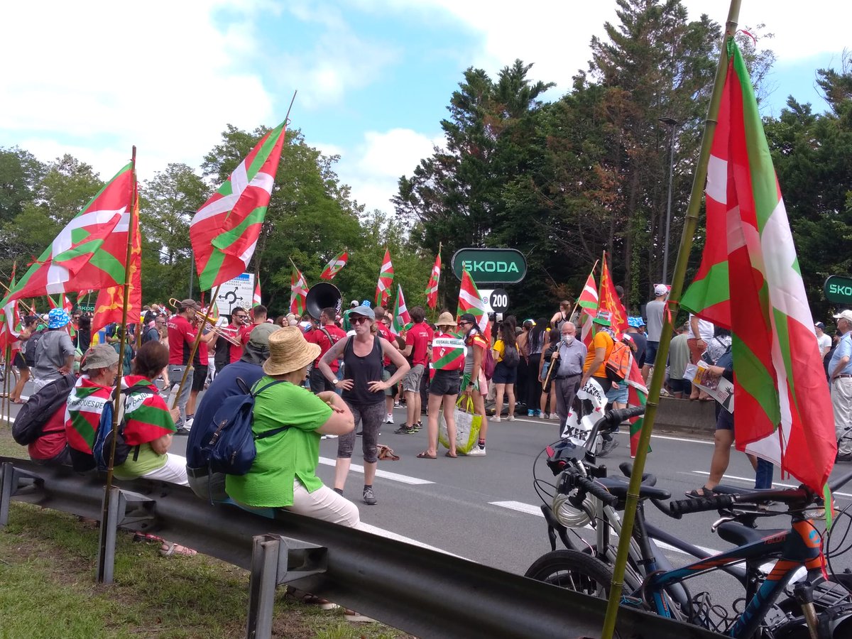 TourIparEH's tweet photo. Irria ahoan, Frantziako Tourraren 3. etaparen iritsiera itxoiten

#TDF2023
#basquesdecide
#euskalherriakerabaki https://t.co/AVNdZfsq8e