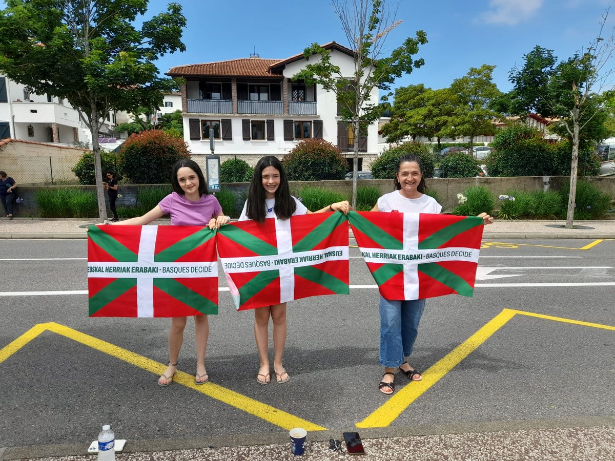 TourIparEH's tweet photo. Irria ahoan, Frantziako Tourraren 3. etaparen iritsiera itxoiten

#TDF2023
#basquesdecide
#euskalherriakerabaki https://t.co/AVNdZfsq8e