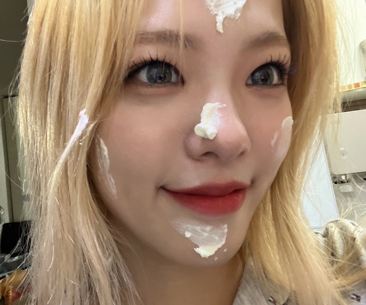 Lapillus_twt's tweet photo. Thank you for all the birthday wishes! 사랑해요 라피스! 멤버들도 고마워~💖

#Lapillus #라필루스 #Yue #유에 https://t.co/SyJkm6S9F4
