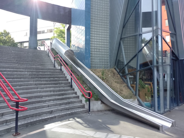 qikipedia's tweet photo. The Overvecht train station in Utrecht has a ‘transfer accelerator’ to speed passage through the station - also known as an adult-sized slide. ( 📷:@theorangeone) https://t.co/69yNxgKS7b