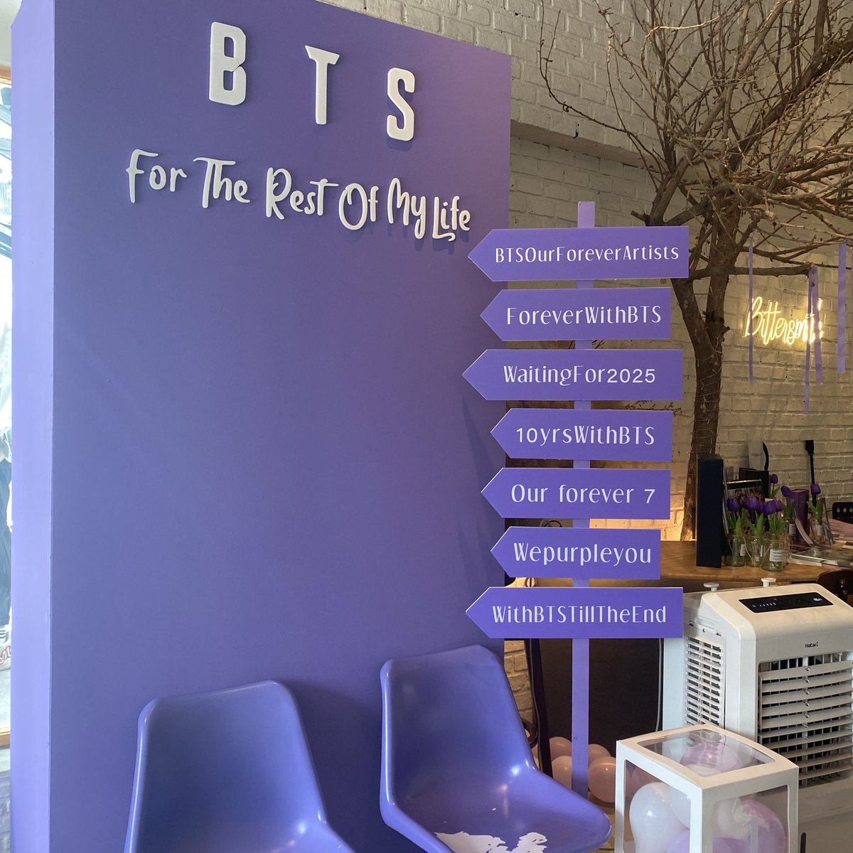 Beam_Inspirit's tweet photo. ขอบคุณที่จัดคาเฟ่ครบรอบ 10 ปีบังทันขึ้นมานะคะ จัดงานน่ารักมากๆเลยฮะกอว.ก็คือน่ารักที่สุดเลย 💜✨#btslikeabutterfly https://t.co/vC8jyIZEoQ