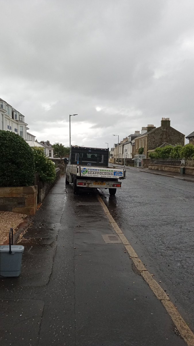 StewartRoxburgh's tweet photo. @southayrshire Isn't it an offence for vehicles to cause an obstruction on a pavement in SA? (Today on South Beach Rd, Troon) https://t.co/wdHA8NTSp8