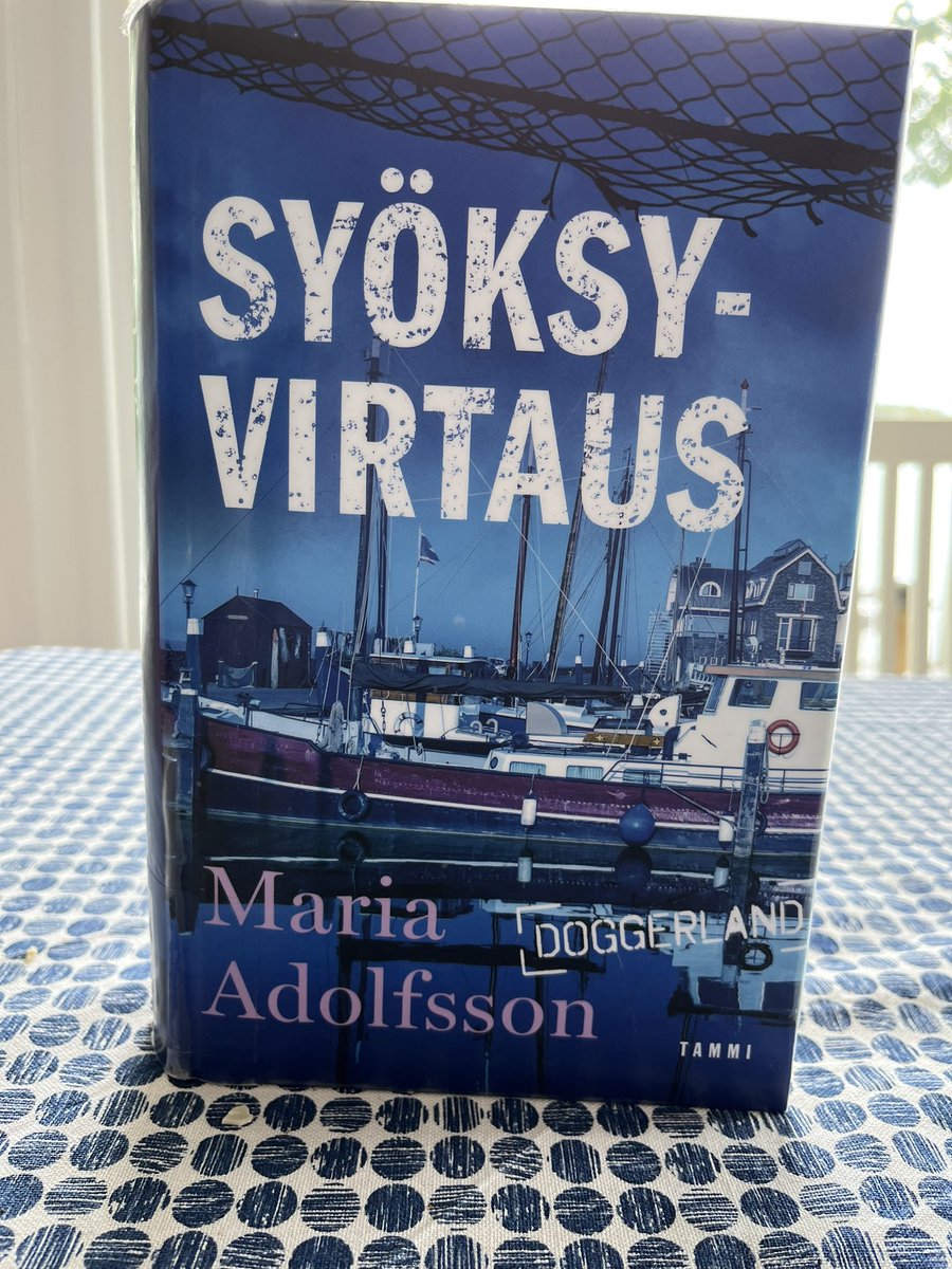 Kirja nro 26. Maria Adolfsson: Syöksyvirtaus. ⭐️⭐️⭐️⭐️ Doggerlandissa taas pukkaa uutta murhaa ja vanhatkin tapahtumat saavat jatkoa. #lukuhaaste #kirjaviikossa #kirja