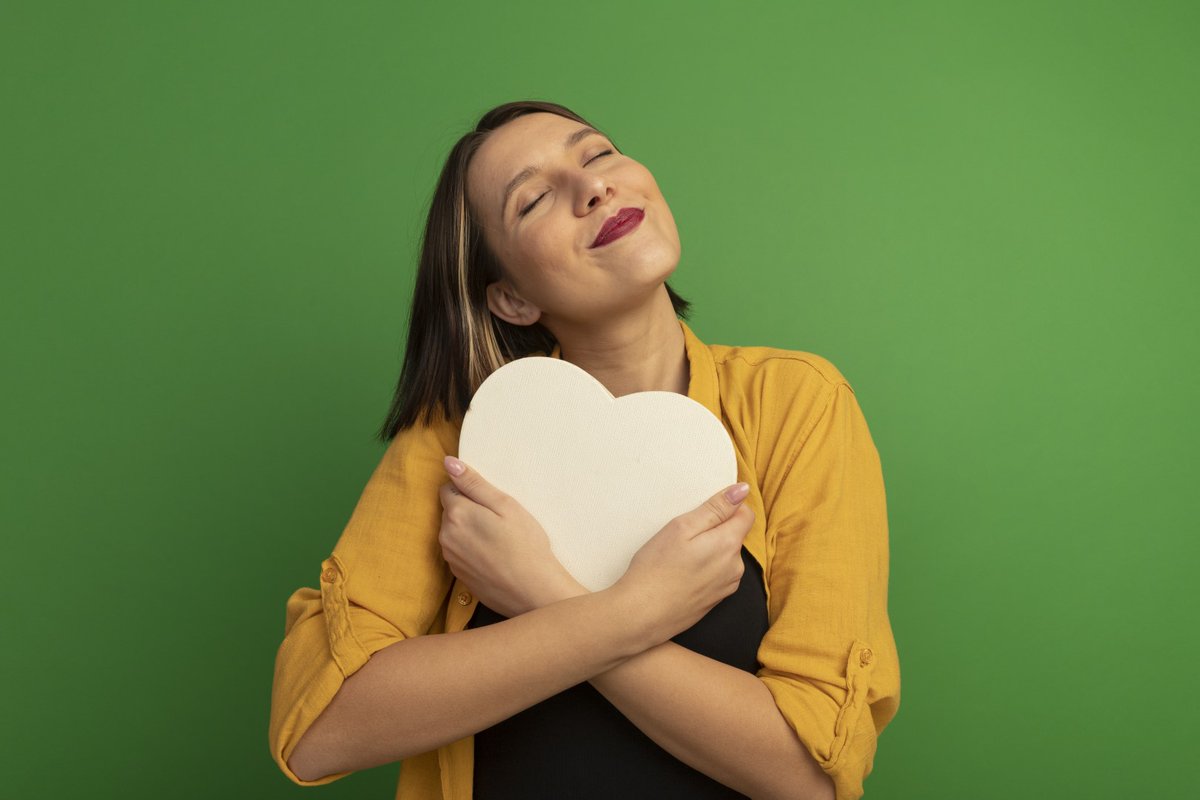 El amor propio se trata de aceptarte, valorarte y también implica cuidar de tu salud física. Aliméntate sanamente, mueve tu cuerpo con ejercicio y descansa. 🫶 Cuídate porque te amas, y porque quieres disfrutar de una vida plena y saludable. 💪💖 Imagen de stockking en Freepik