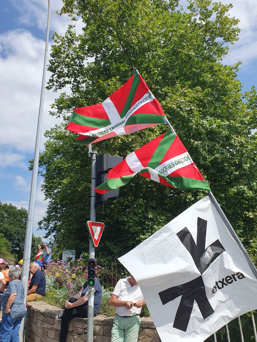 TourIparEH's tweet photo. Sourire aux lèvres et Ikurriña à la main en attendant l'arrivée de la 3e étape du Tour

#TDF2023
#basquesdecide
#EuskalHerriakErabaki https://t.co/Hy8YfzzhHk