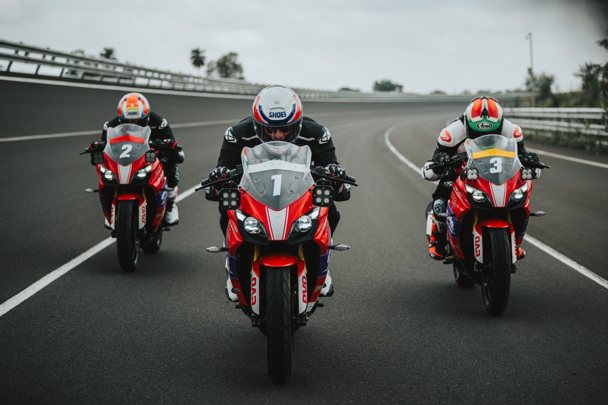 Vimalsumbly's tweet image. 3️⃣6️⃣5️⃣7️⃣🔘9️⃣2️⃣kms.

Yes that’s the new 24hour Indian National Endurance Record set by TVS Motor company,  #RR310 #RaceCrafted 
#TVSApacheSeries #Natrax #RacingDnaUnleashed